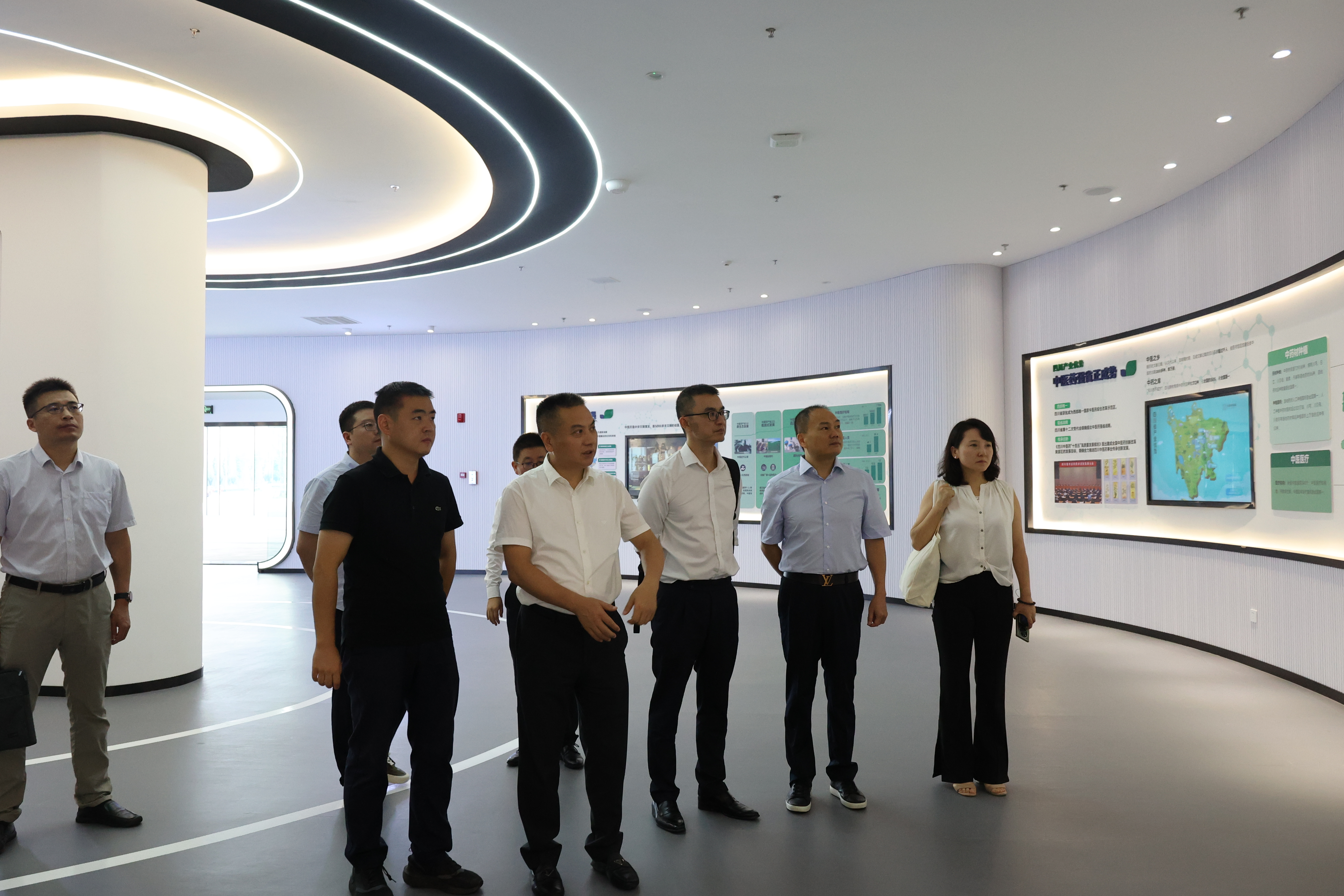 重庆市巴南区区委常委朱激扬一行来校交流