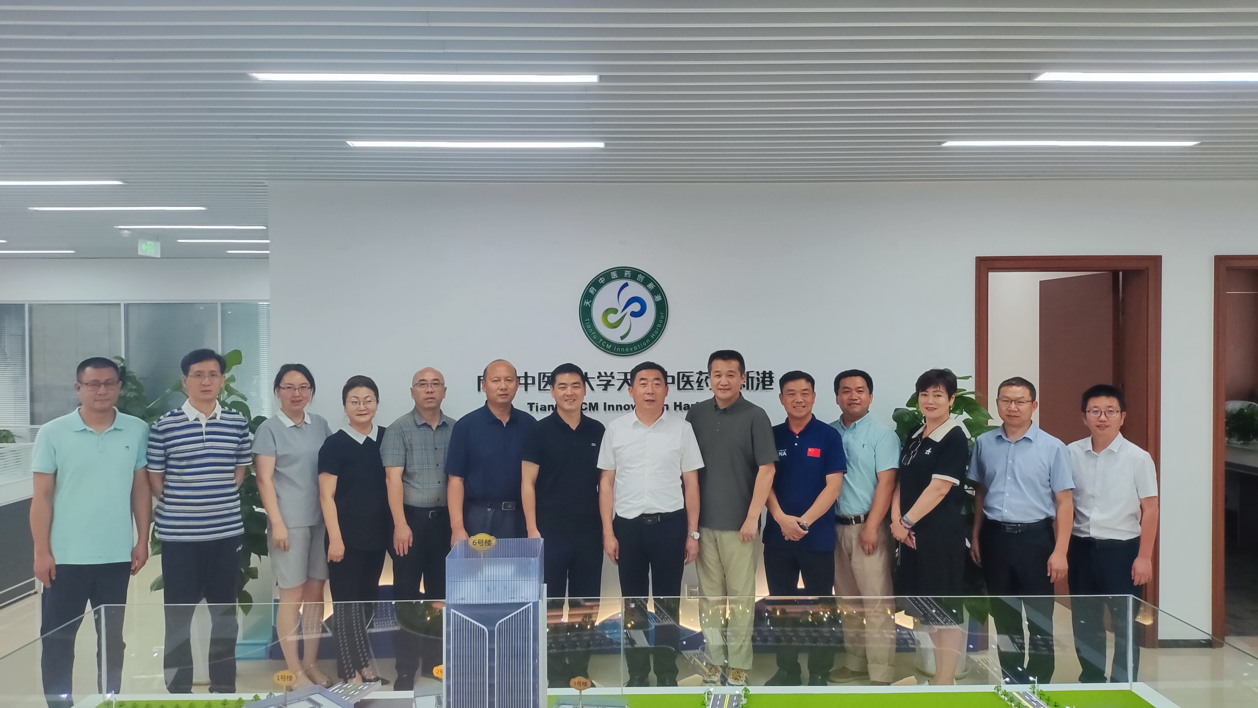巴音郭楞蒙古自治州副秘书长吕圣仕一行来港参观调研