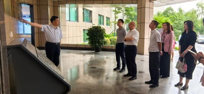 成都环境投资集团有限公司党委书记、董事长张雄正一行来校交流