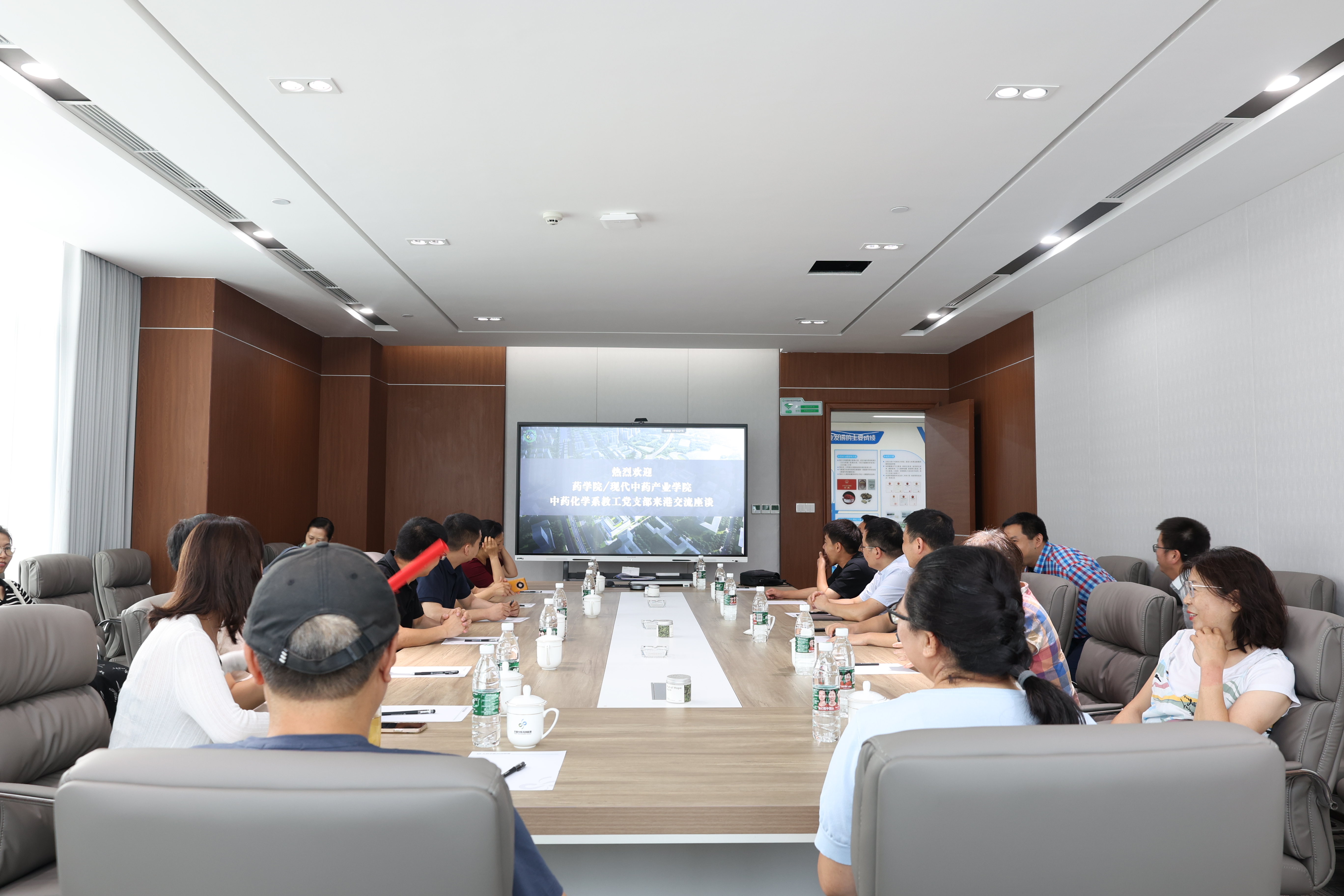 药学院/现代中药产业学院中药化学系教工党支部来港交流座谈(图1)