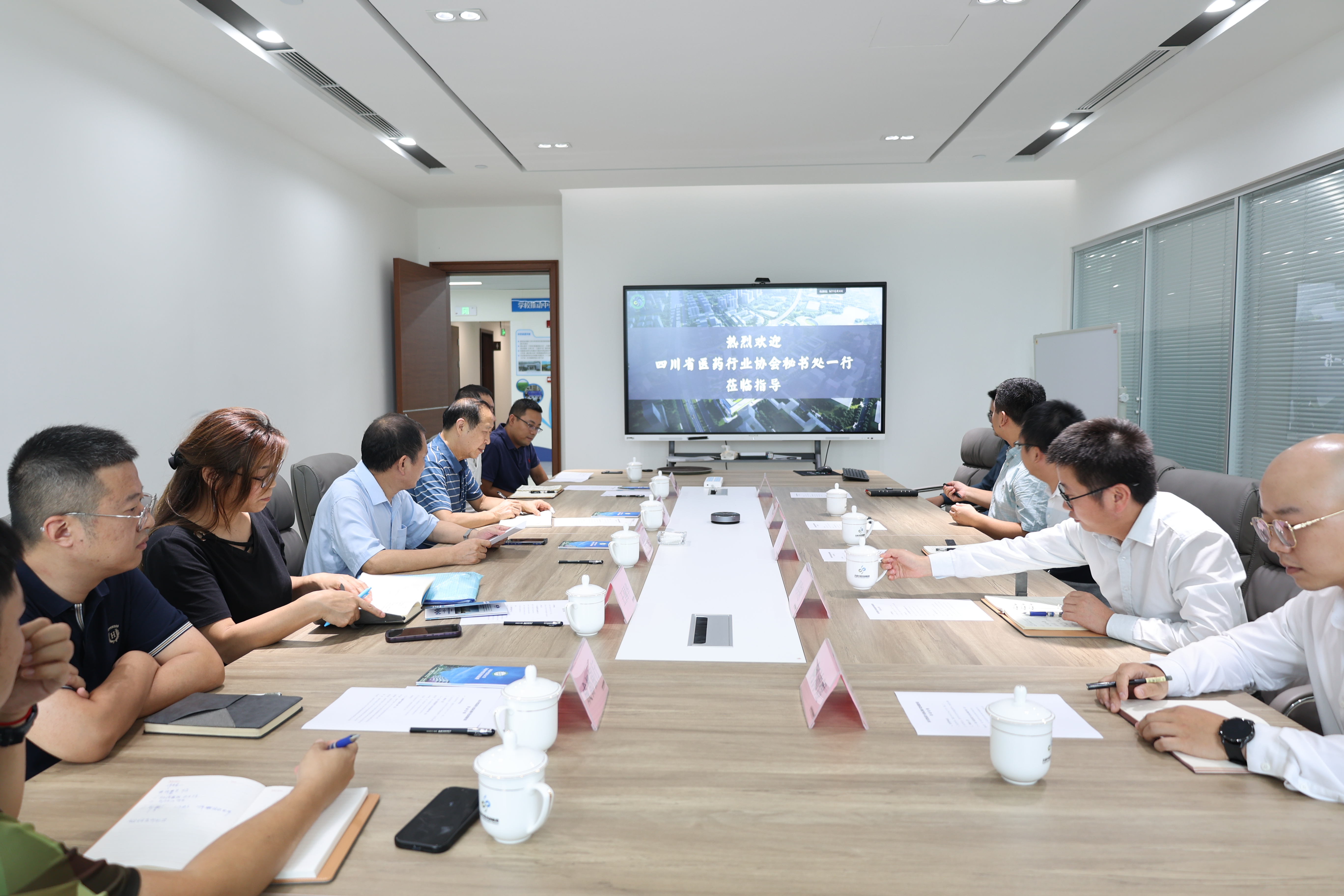 四川省医药行业协会秘书处一行莅临天府中医药创新港调研(图1)