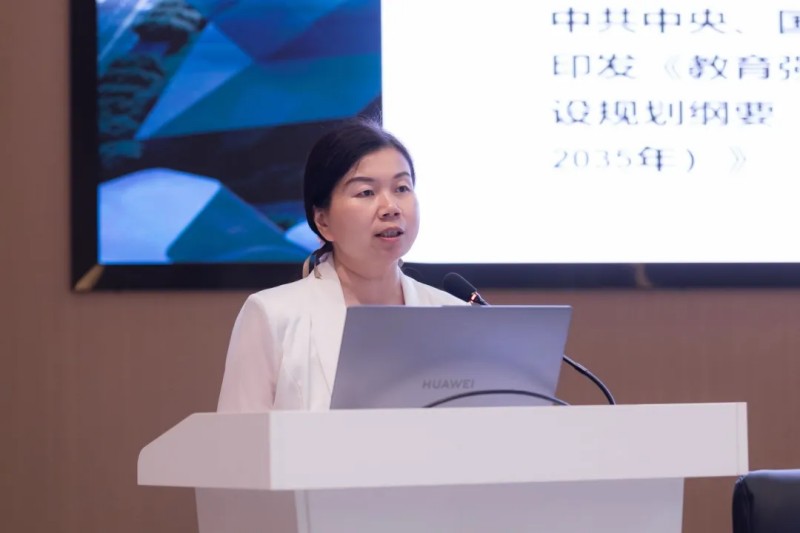中共成都中医药大学第三届委员会第四次全体会议暨2025年秋季学期干部大会在彭州天府中医药创新港召开(图4)