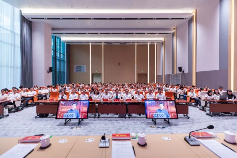 中共成都中医药大学第三届委员会第四次全体会议暨2025年秋季学期干部大会在彭州天府中医药创新港召开(图2)